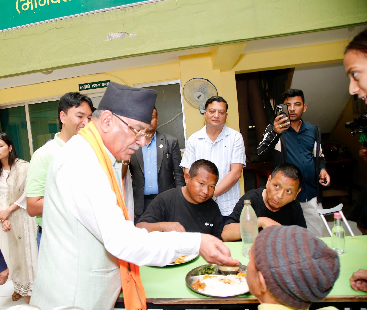 सीता दाहालको स्मृति दिवस : मानव सेवा आश्रममा प्रचण्ड