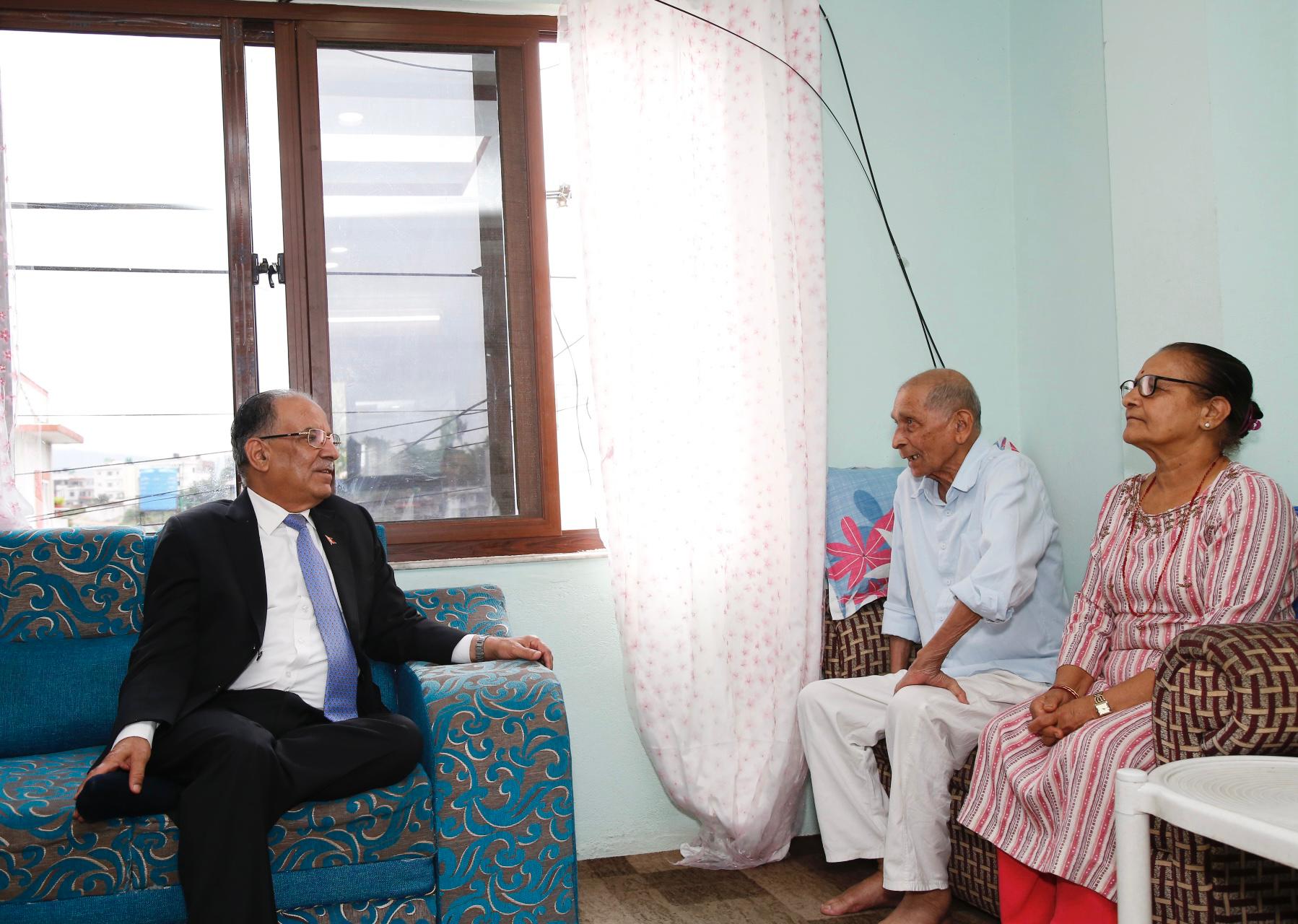 टोखा पुगेर प्रचण्डले भेटे मोहन बैद्य