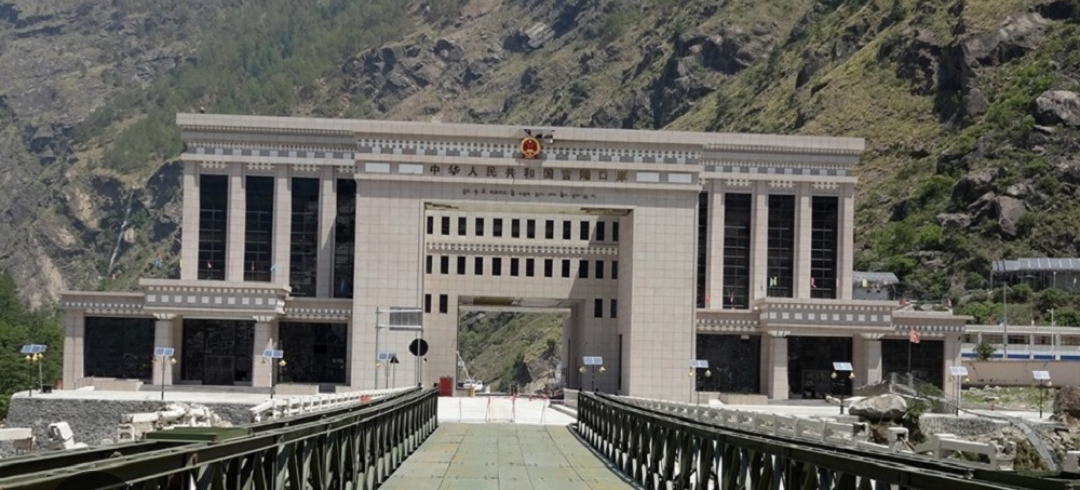 नेपाल-चीन नाकामा भिषण बाढी, मितेरी पुल र सैयौ गाढी बगायो