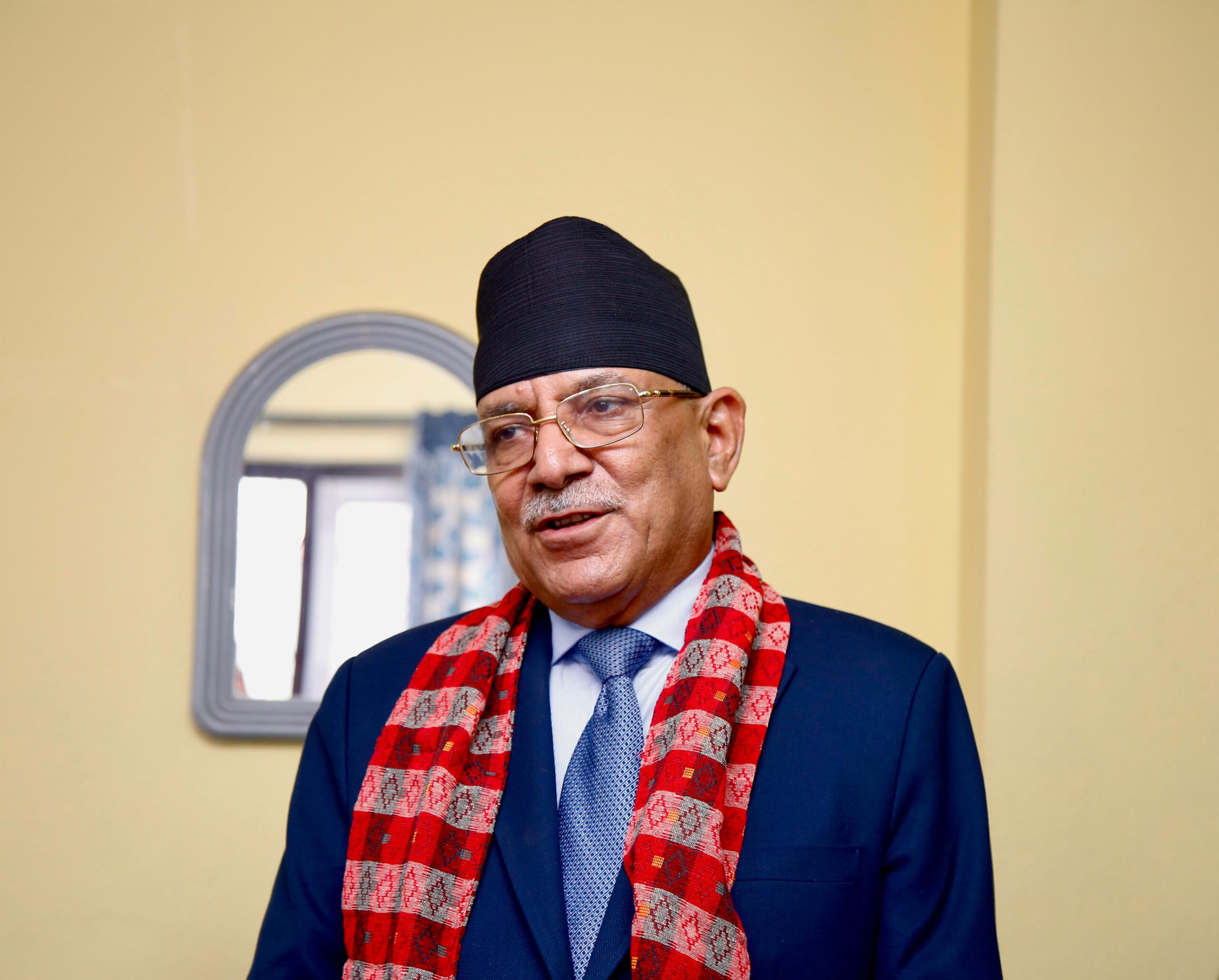 रबि लामिछानेलाई नख्खु करागारमा भेट्दै प्रचण्ड