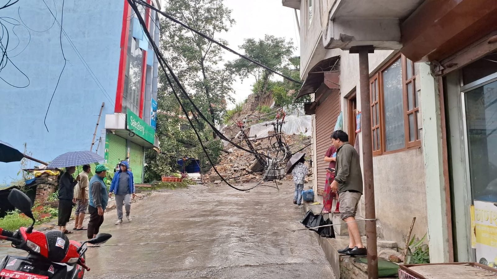 टोखा नगर पालिकाको लाम्पाखामा पहिरो, विद्युत सेवा अवरुद्ध