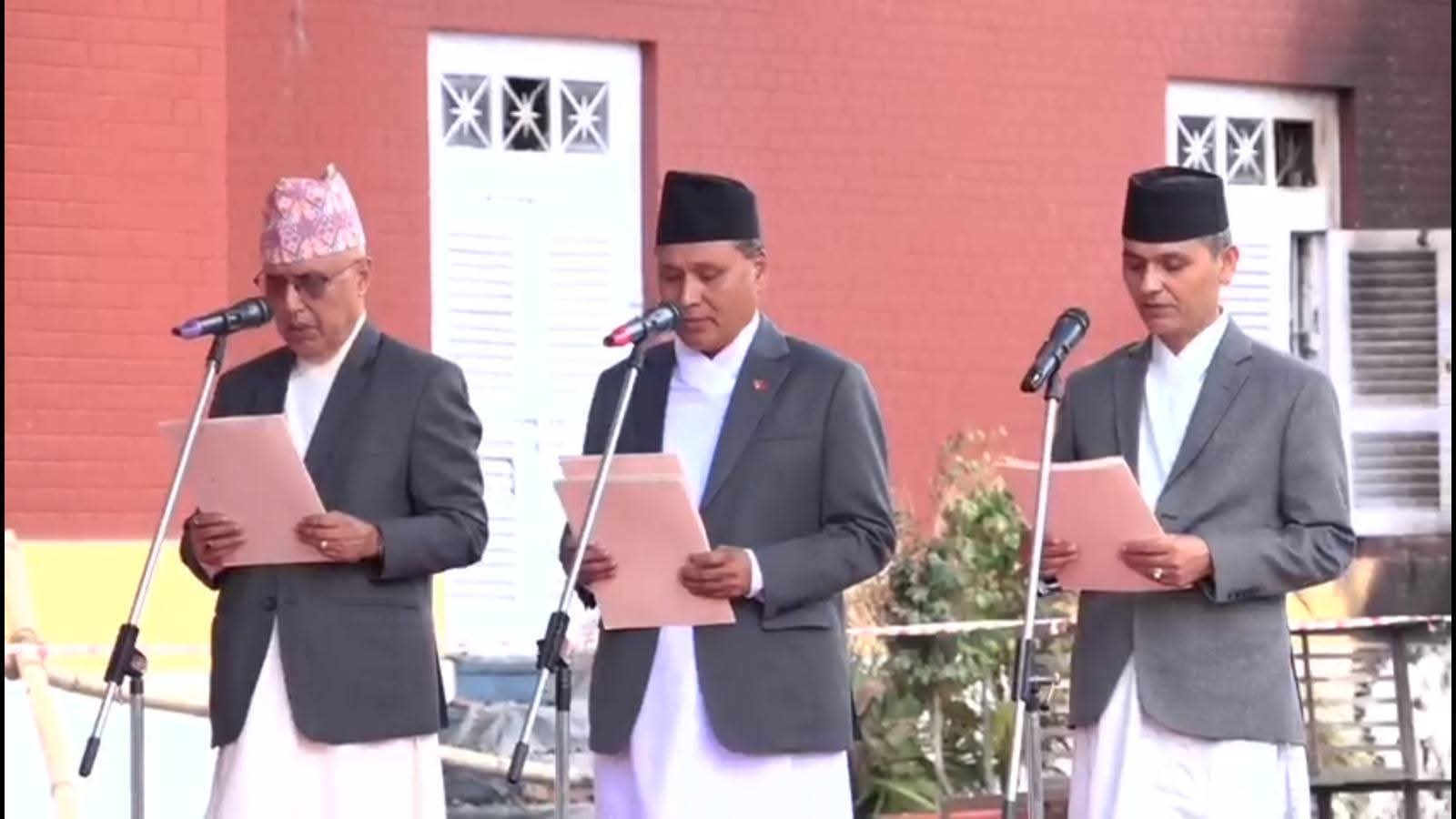 तीन मन्त्रीले लिए सपथ