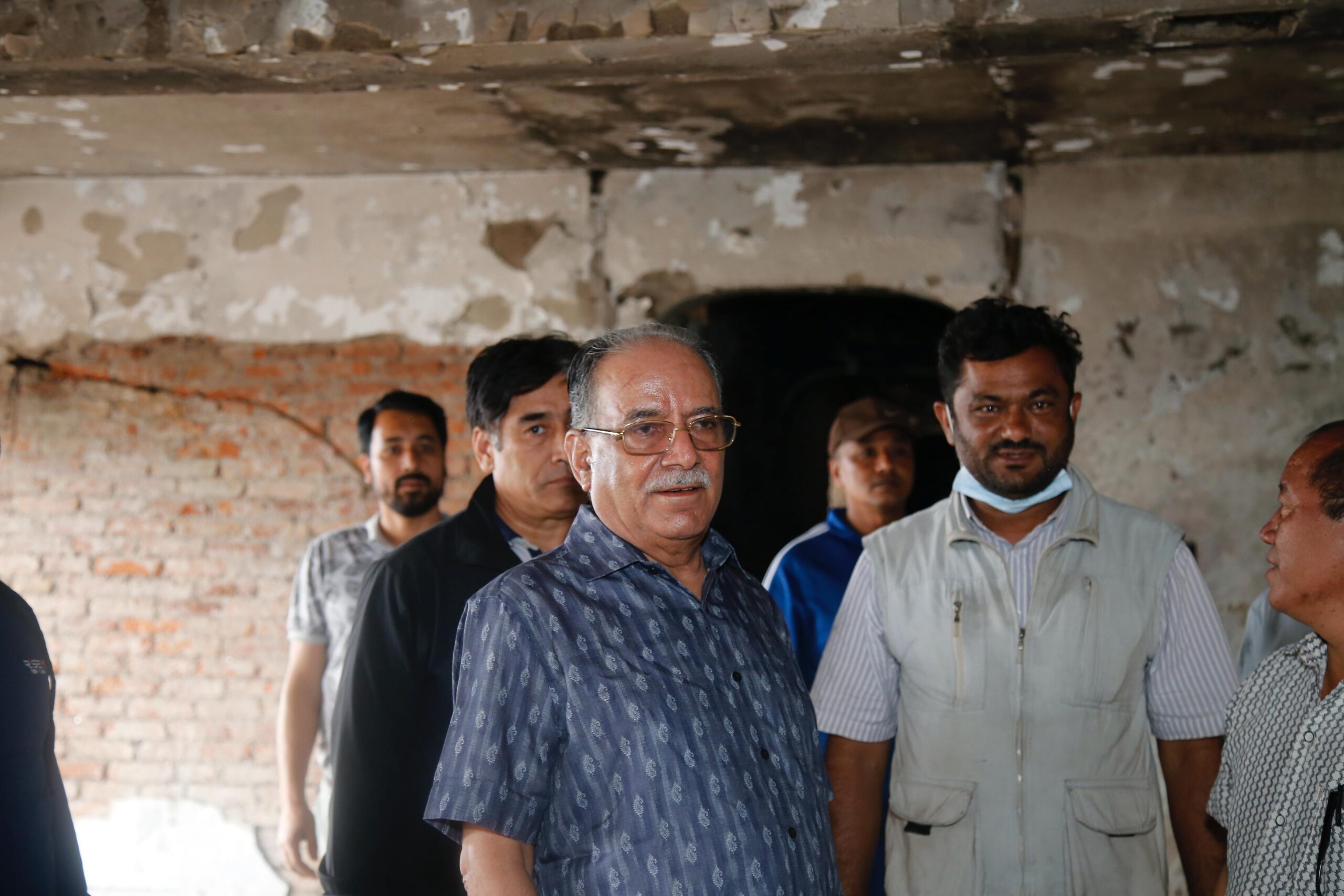 प्रचण्डले गरे ध्वस्त भएको पार्टी कार्यालयको अनुगमन