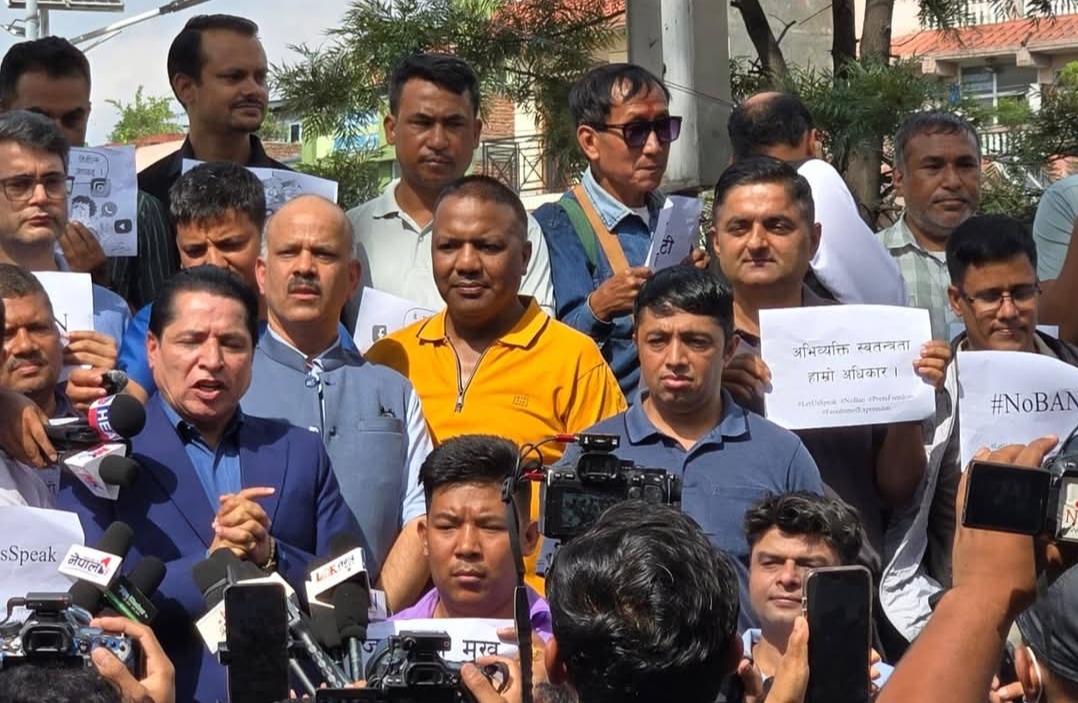सामाजिक सञ्जाल बन्दको विरोधमा पत्रकारहरु सडकमा