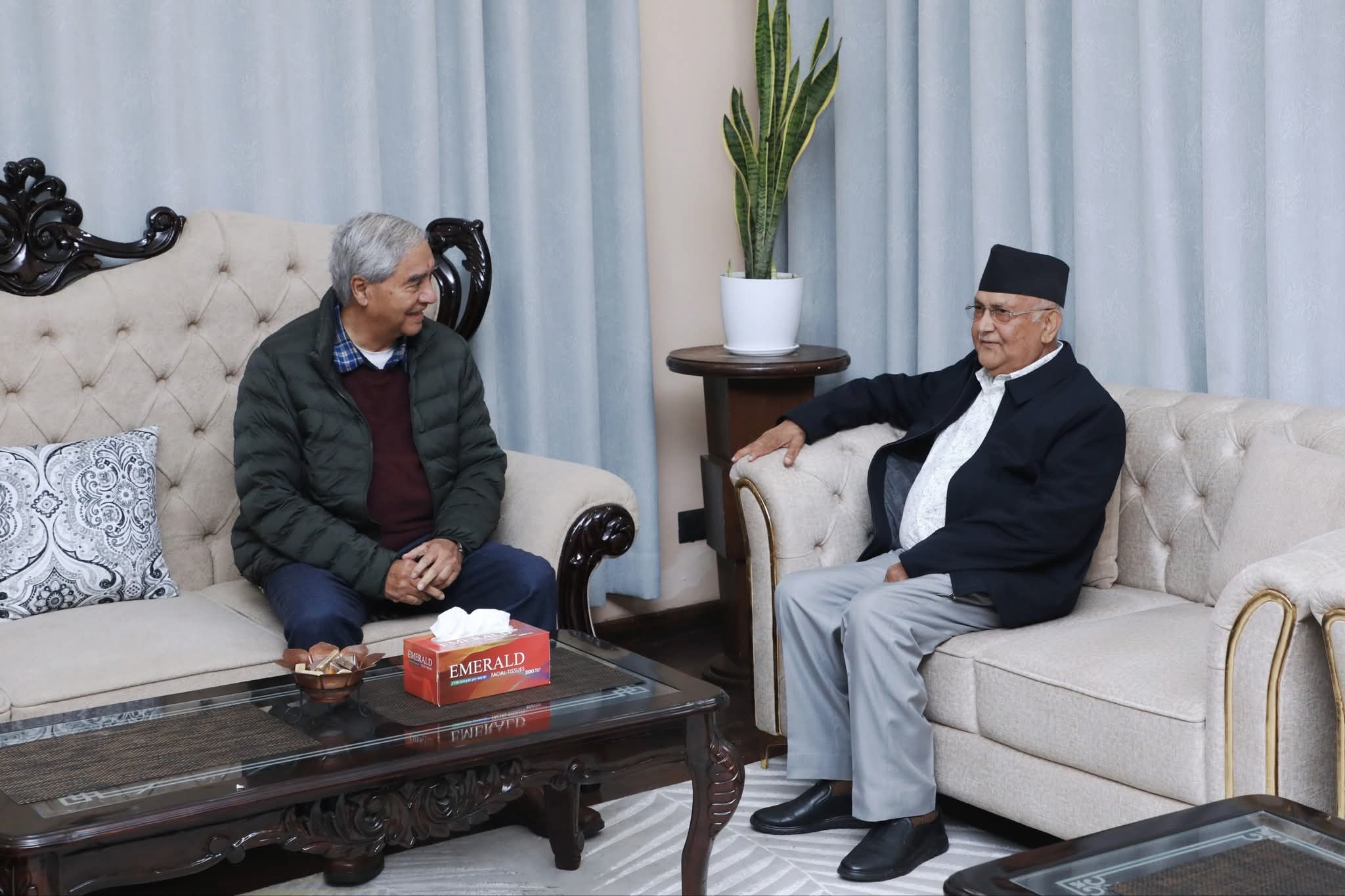 जेनजी आन्दोलन पछि पहिलो पटक ओली – देउवा भेट (तस्वीरहरु)