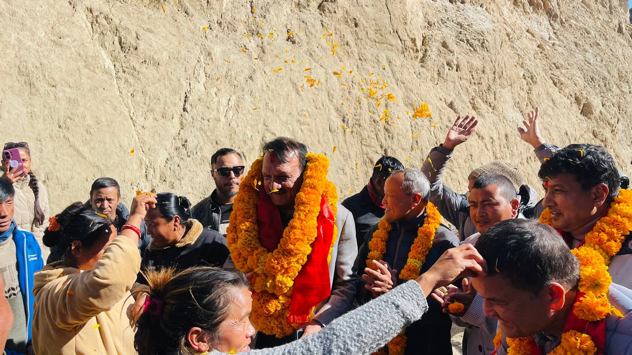 नुवाकोटवाट पहिलो पटक चुनाव लड्दै डा.महत, यसरी गरियो स्वागत (तस्वीरहरु)