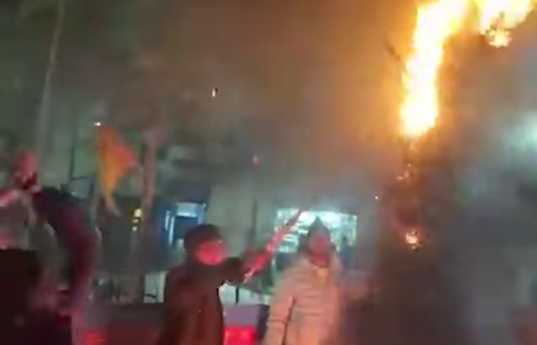 जनकपुरमा गगन थापा र विश्वप्रकाश शर्माको पुत्ला दहन