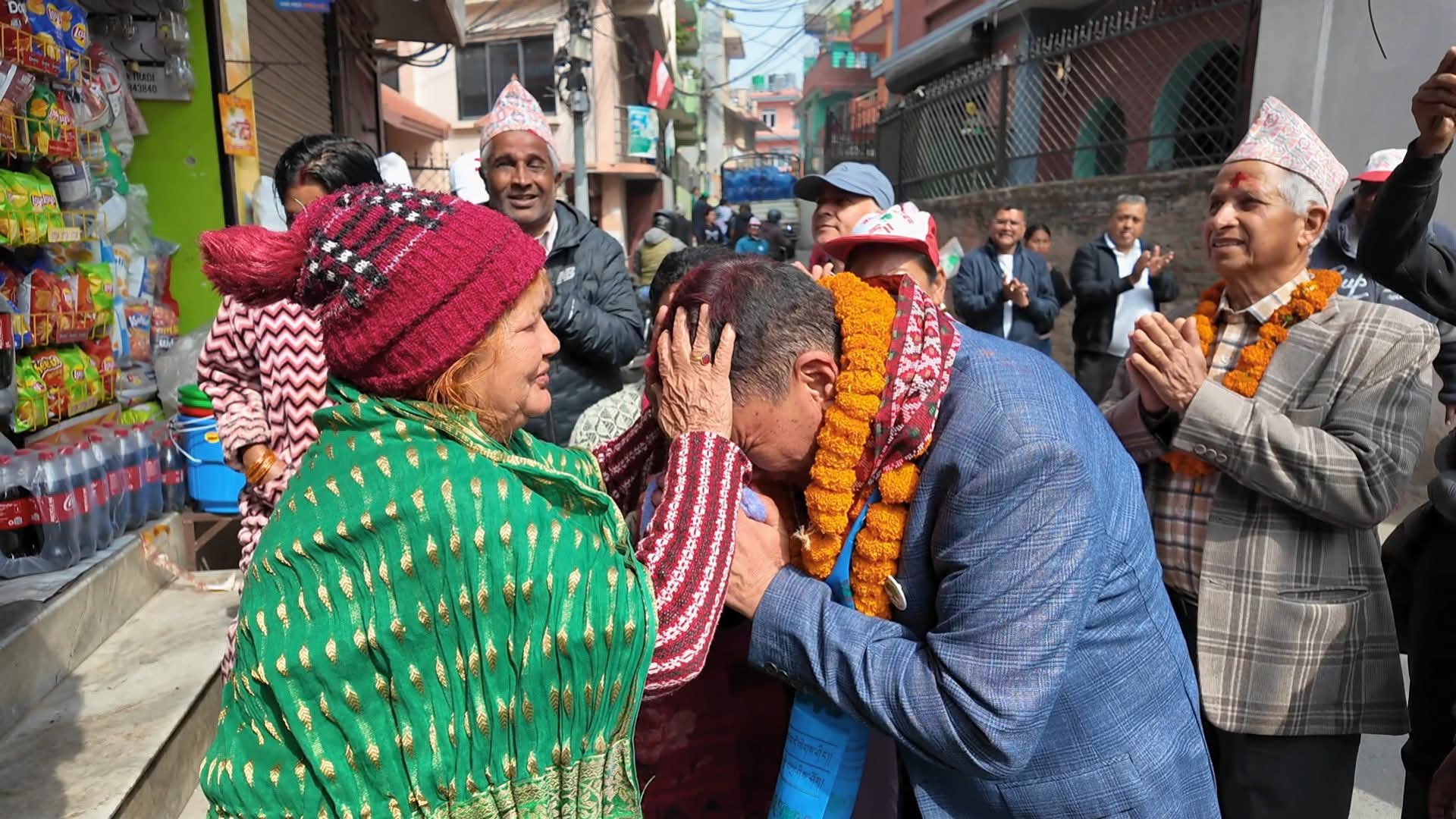 घरदैलोमा ब्यस्त कांग्रेसका उममेदवार सवुजकृष्ण बाँनिया (तस्वीरहरु)