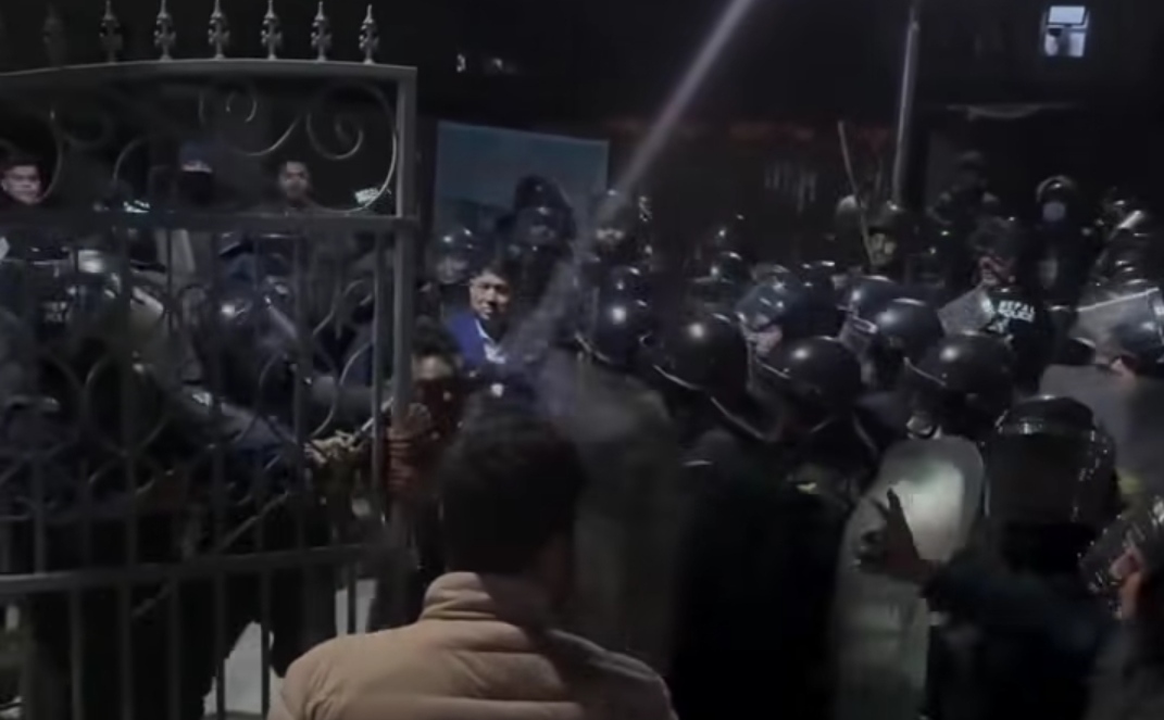 पूर्वप्रधानमन्त्री एवं नेकपा एमालेका अध्यक्ष ओली  पक्राउ