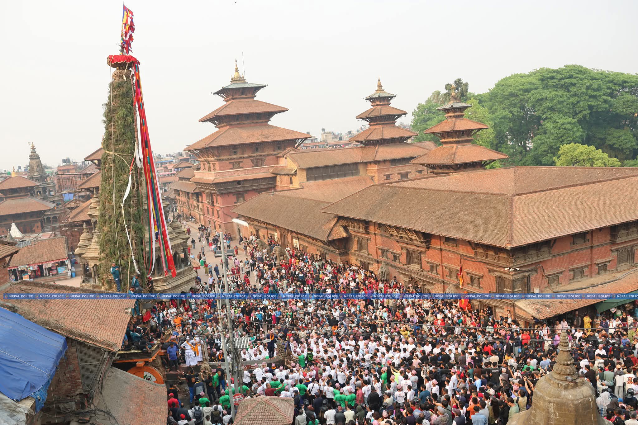 पाटनमा बर्षा र सहकालका देवता मच्छिन्द्र नाथको जात्रा (तस्वीरहरू)