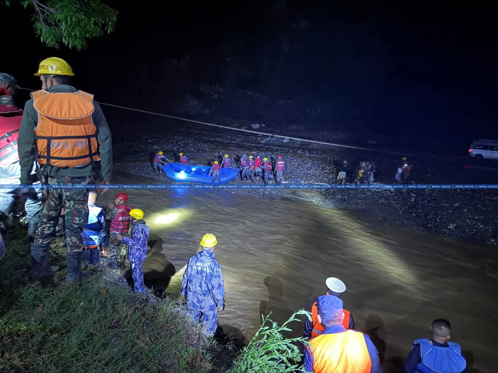 रोशी खोलामा फसेकालाई यसरी गरियो उद्दार (तस्वीरहरु)