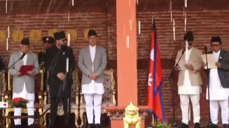 गृहमन्त्री गुरूङ र नवप्रवर्तन मन्त्री पुनले लिए शपथ