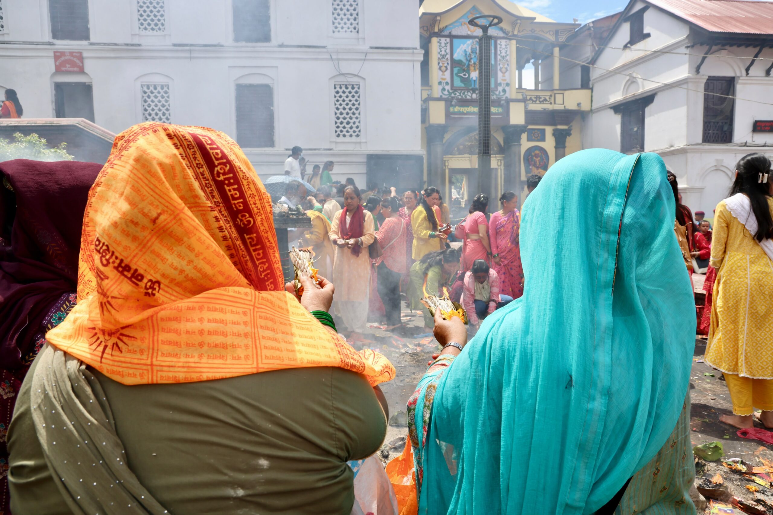 श्रावण महिनाको पहिलो सोमबार पशुपतिनाथ मन्दिरमा भक्तजन (फोटो फिचर)