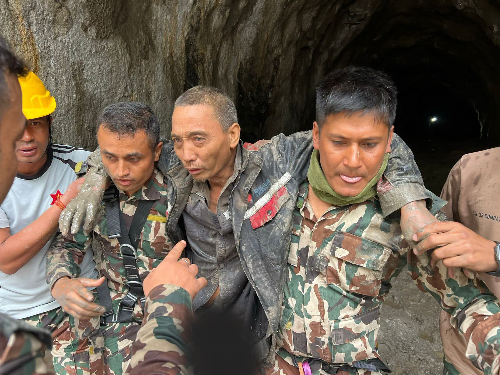 अपर त्रिशुली १ सुरङबाट विदेशी नागरिकको जीवितै उद्धार (तस्वीरहरु)
