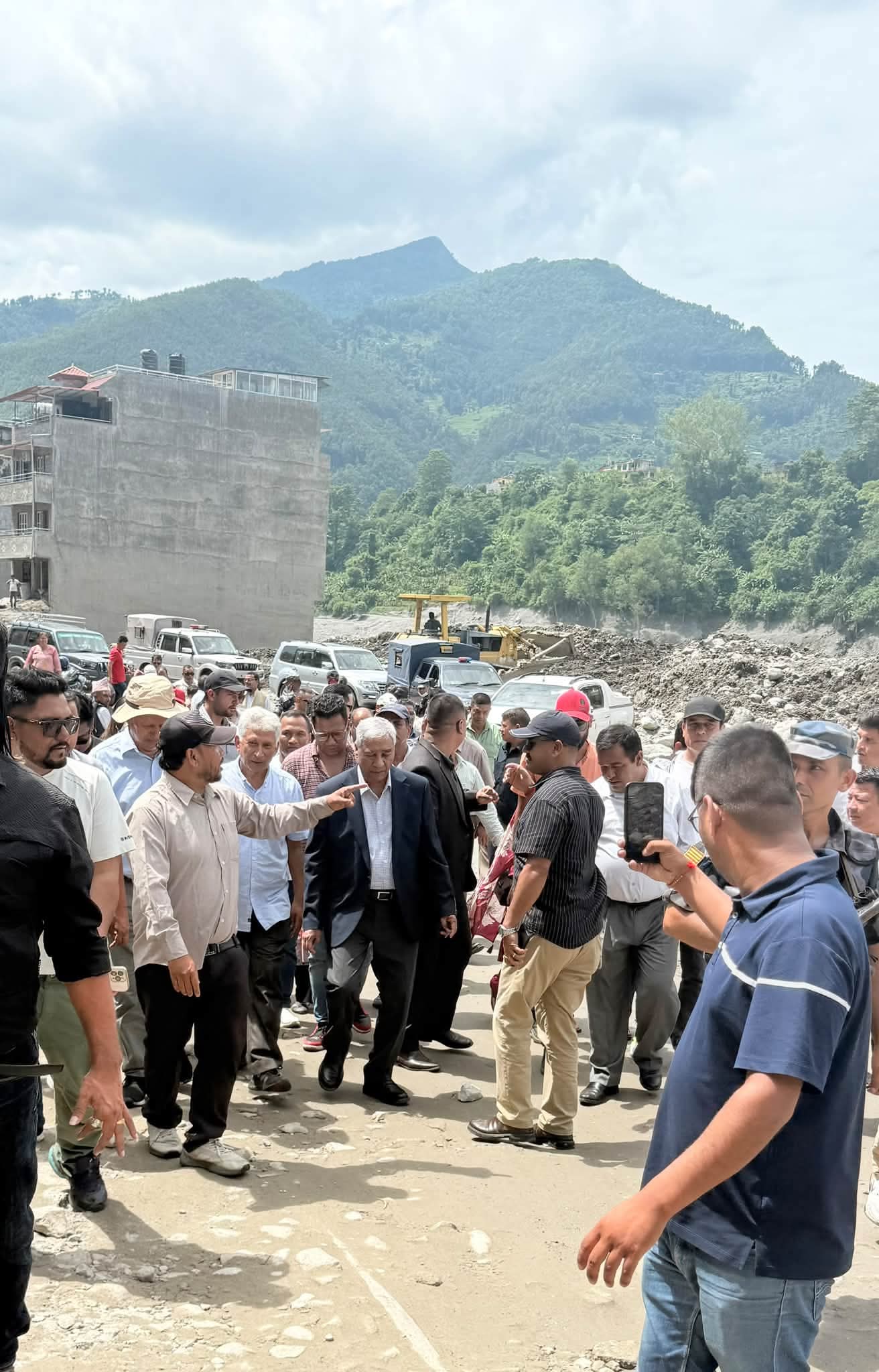 बाढीग्रस्त क्षेत्रको भ्रमण पछि देउवाले भने -पुनर्निर्माण र पुनःस्थापनामा जुटौं
