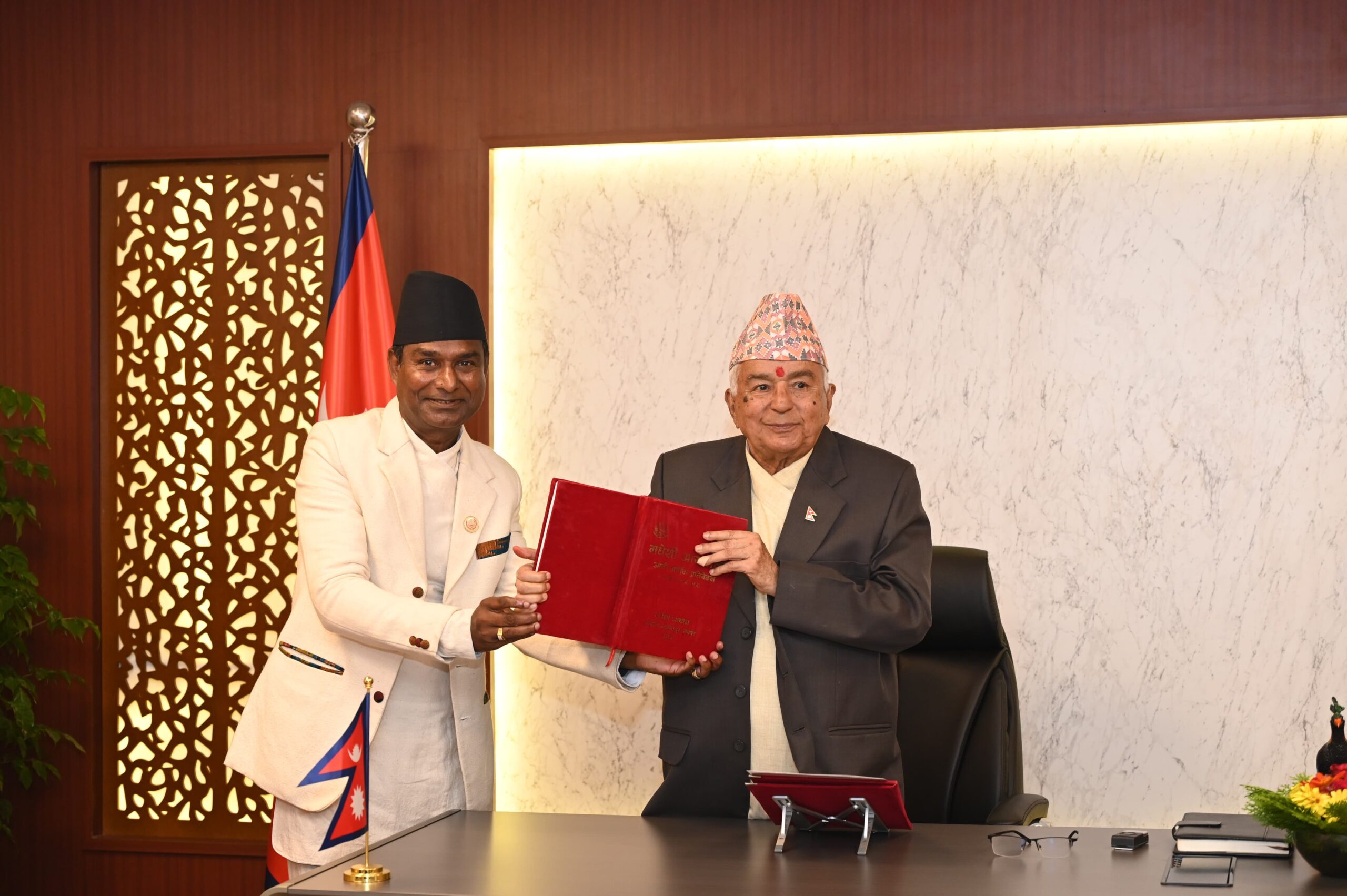 राष्ट्रपति रामचन्द्र पौडेलसमक्ष मधेशी आयोगको वार्षिक प्रतिवेदन पेश