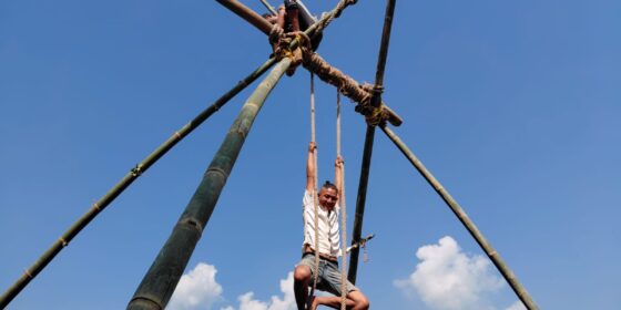 दशैँको अवसरमा नुवाकोटको धुलपुलमा  पिङमा खेल्दै स्थानीय (तस्बिर )