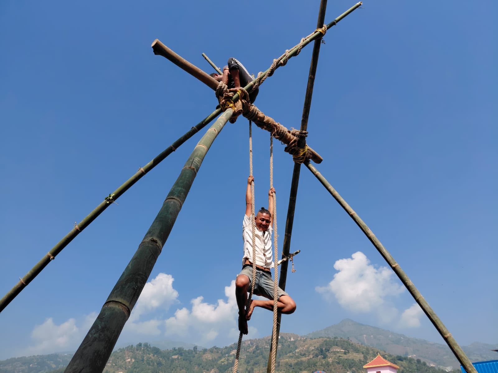 दशैँको अवसरमा नुवाकोटको धुलपुलमा  पिङमा खेल्दै स्थानीय (तस्बिर )