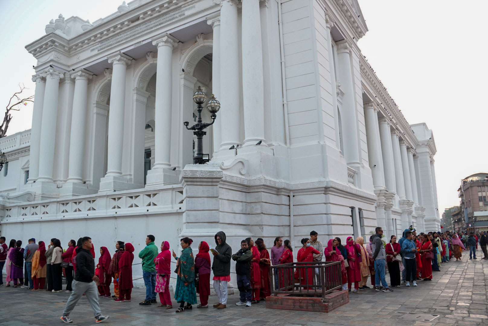 तलेजु मन्दिर प्रवेश गर्न बिहानैदेखि लामबद्ध भक्तजन